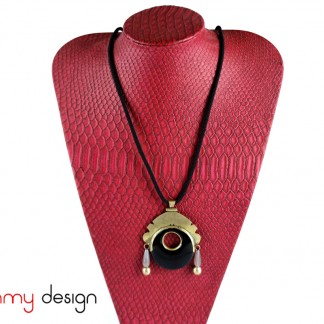 Necklace designed with black stone pendant and metal border